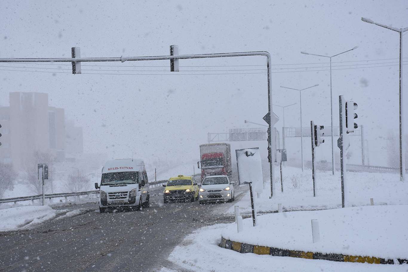 Bitlis yoğun kar yağışının etkisine girdi